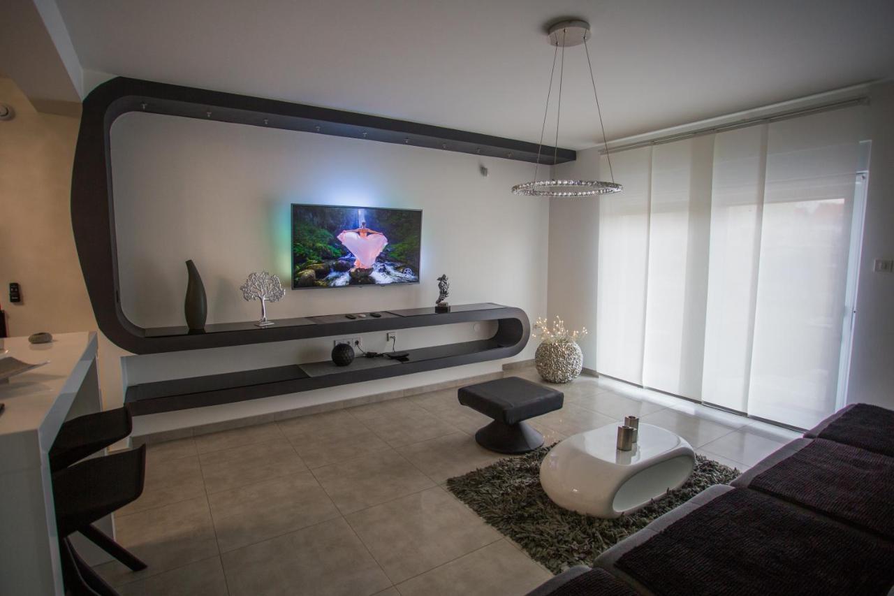 Apartment Plaza ----Wallbox 11Kw 16A ----- Private Spa- Jacuzzi, Infrared Sauna, Luxury Massage Chair, Parking, Entry With Pin 0 - 24H, Free Cancellation 24 Hours Before Check In Slavonski Brod Esterno foto