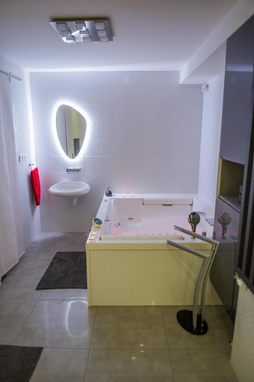 Apartment Plaza ----Wallbox 11Kw 16A ----- Private Spa- Jacuzzi, Infrared Sauna, Luxury Massage Chair, Parking, Entry With Pin 0 - 24H, Free Cancellation 24 Hours Before Check In Slavonski Brod Esterno foto