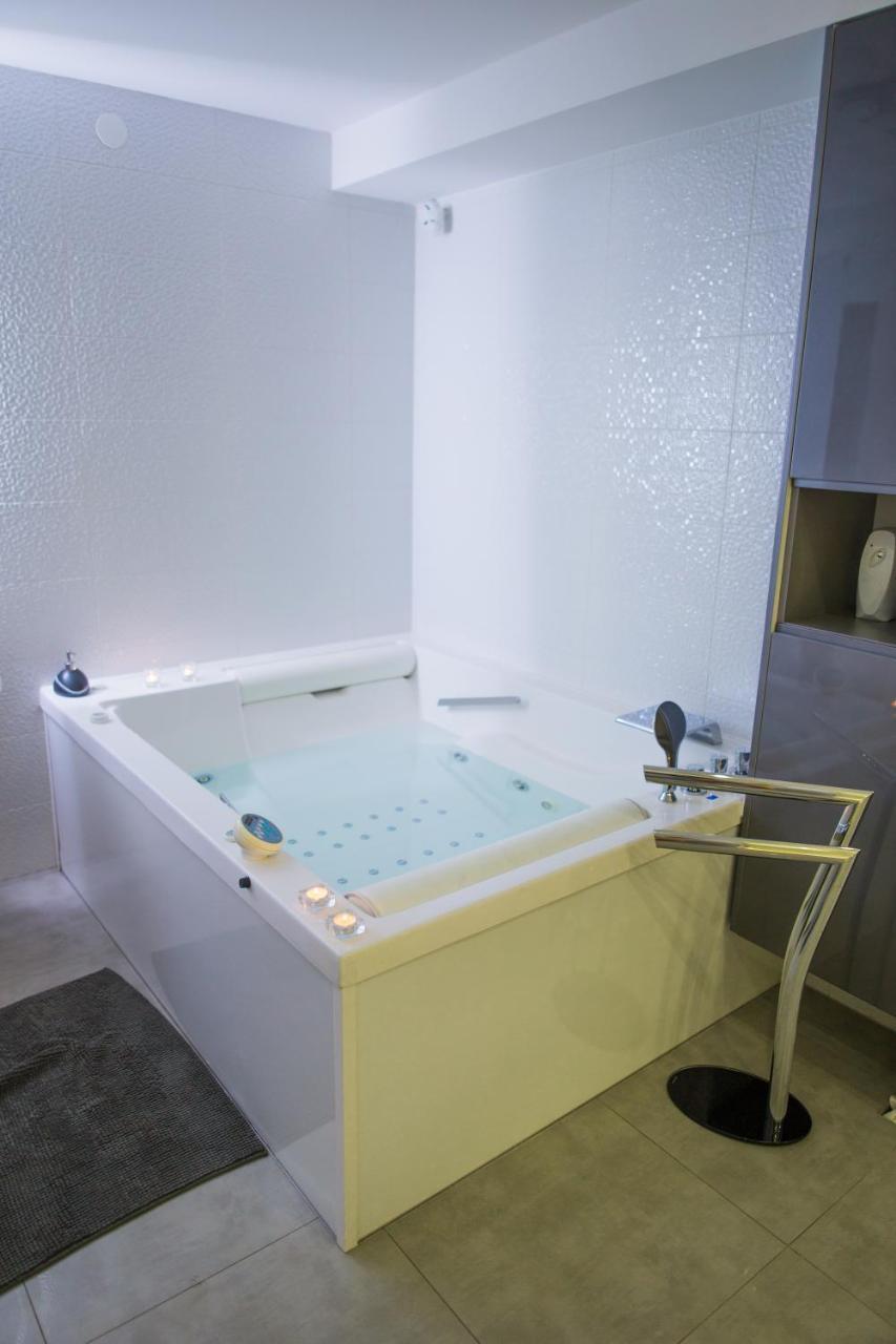 Apartment Plaza ----Wallbox 11Kw 16A ----- Private Spa- Jacuzzi, Infrared Sauna, Luxury Massage Chair, Parking, Entry With Pin 0 - 24H, Free Cancellation 24 Hours Before Check In Slavonski Brod Esterno foto