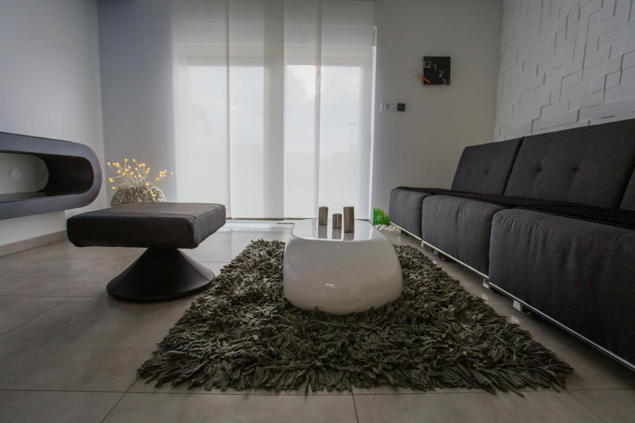 Apartment Plaza ----Wallbox 11Kw 16A ----- Private Spa- Jacuzzi, Infrared Sauna, Luxury Massage Chair, Parking, Entry With Pin 0 - 24H, Free Cancellation 24 Hours Before Check In Slavonski Brod Esterno foto