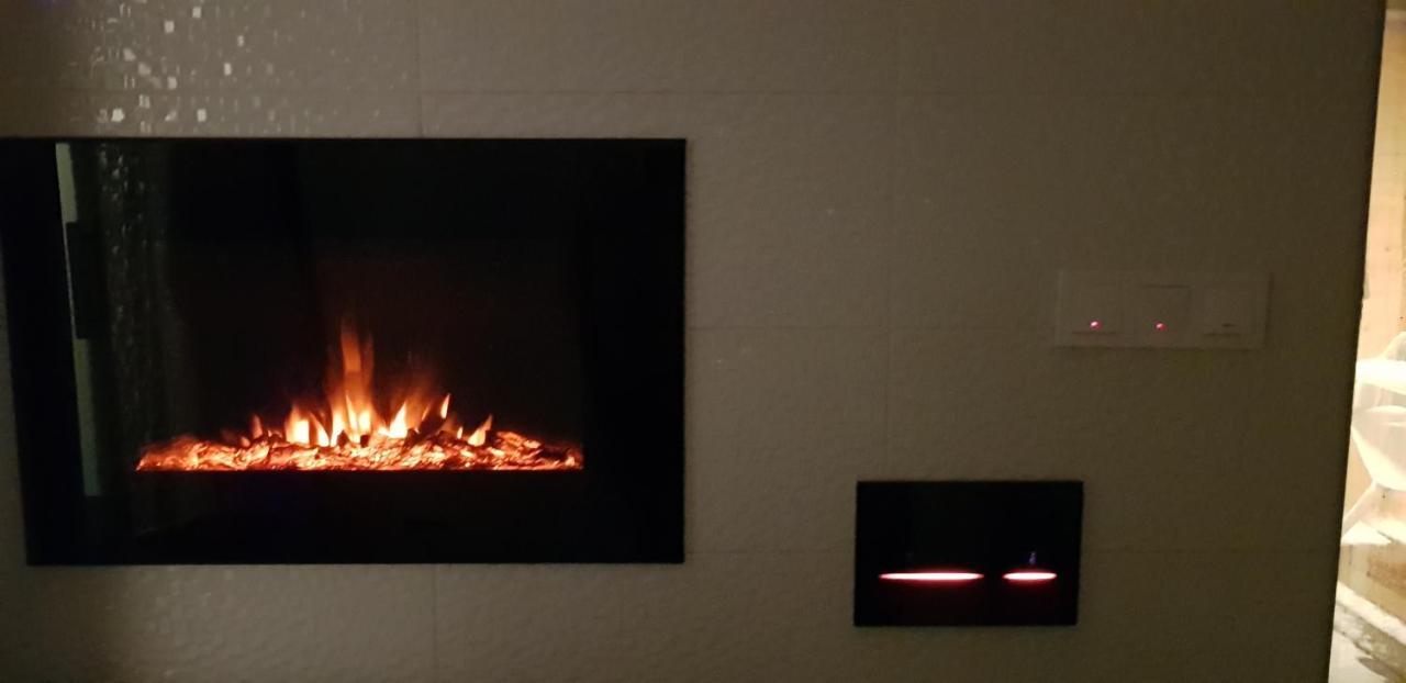 Apartment Plaza ----Wallbox 11Kw 16A ----- Private Spa- Jacuzzi, Infrared Sauna, Luxury Massage Chair, Parking, Entry With Pin 0 - 24H, Free Cancellation 24 Hours Before Check In Slavonski Brod Esterno foto
