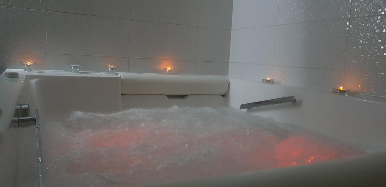 Apartment Plaza ----Wallbox 11Kw 16A ----- Private Spa- Jacuzzi, Infrared Sauna, Luxury Massage Chair, Parking, Entry With Pin 0 - 24H, Free Cancellation 24 Hours Before Check In Slavonski Brod Esterno foto