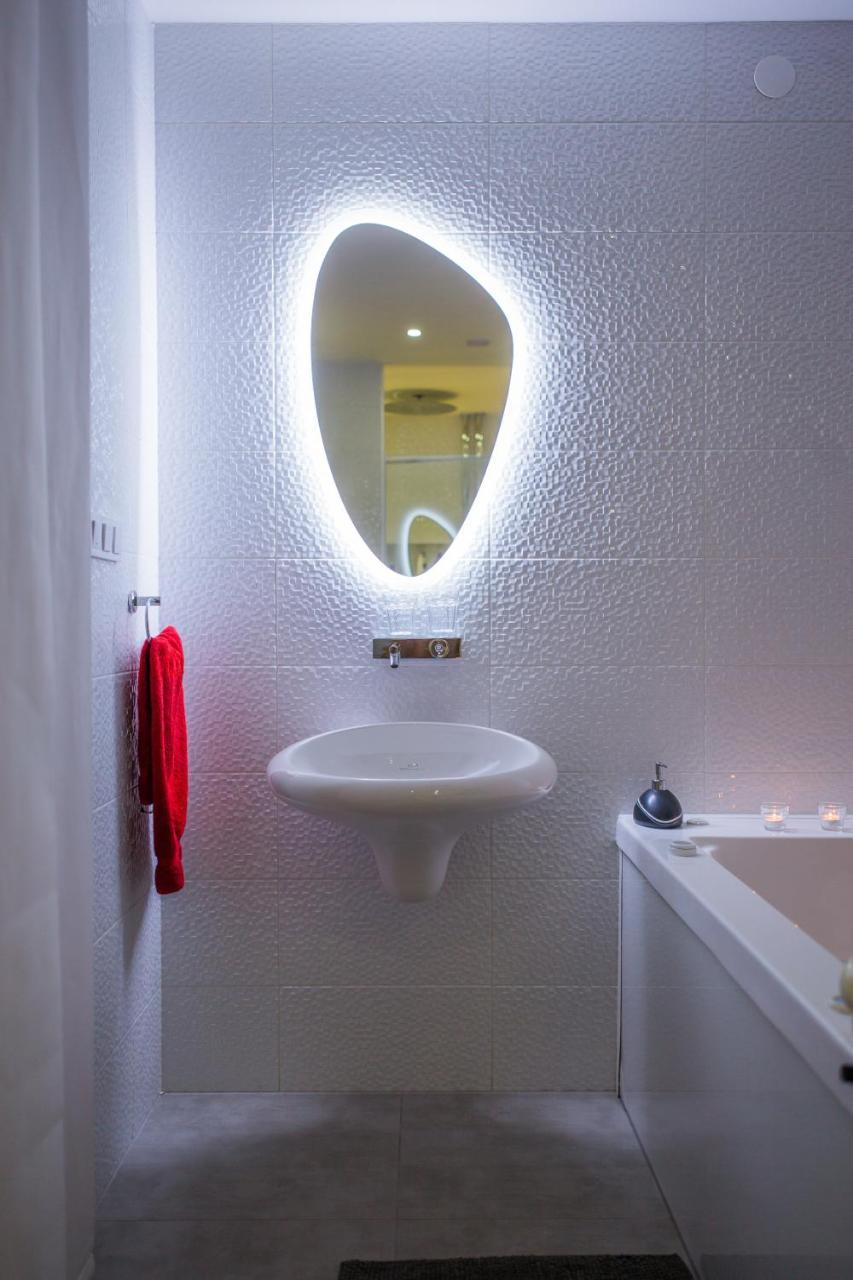 Apartment Plaza ----Wallbox 11Kw 16A ----- Private Spa- Jacuzzi, Infrared Sauna, Luxury Massage Chair, Parking, Entry With Pin 0 - 24H, Free Cancellation 24 Hours Before Check In Slavonski Brod Esterno foto