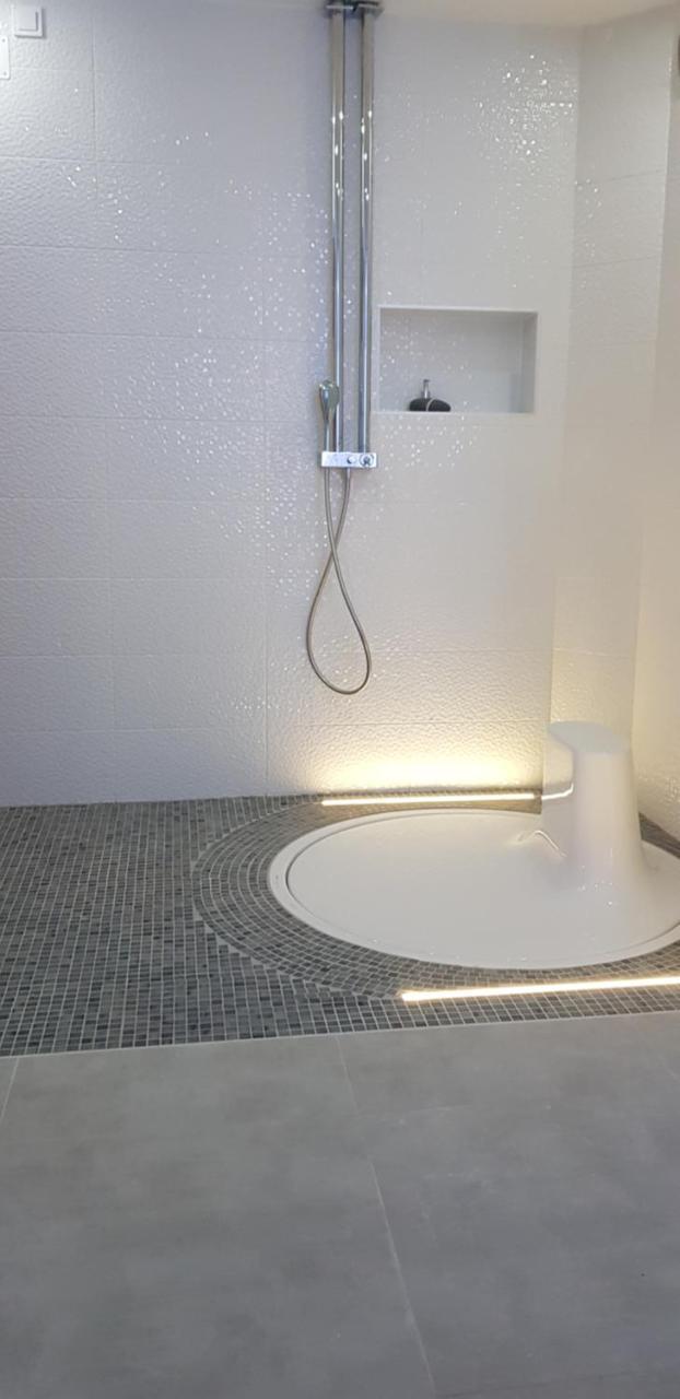 Apartment Plaza ----Wallbox 11Kw 16A ----- Private Spa- Jacuzzi, Infrared Sauna, Luxury Massage Chair, Parking, Entry With Pin 0 - 24H, Free Cancellation 24 Hours Before Check In Slavonski Brod Esterno foto