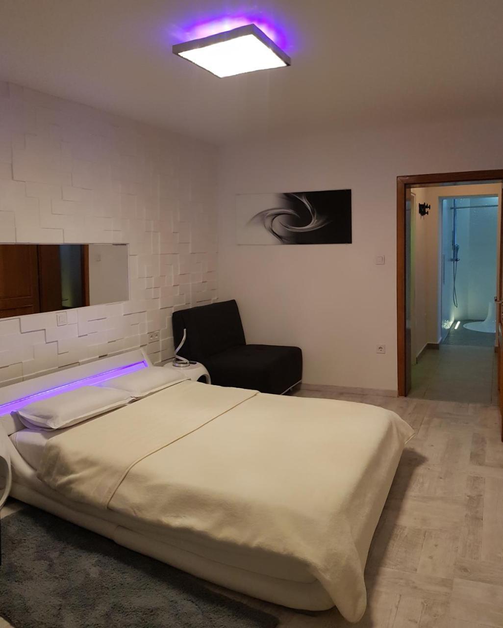 Apartment Plaza ----Wallbox 11Kw 16A ----- Private Spa- Jacuzzi, Infrared Sauna, Luxury Massage Chair, Parking, Entry With Pin 0 - 24H, Free Cancellation 24 Hours Before Check In Slavonski Brod Esterno foto